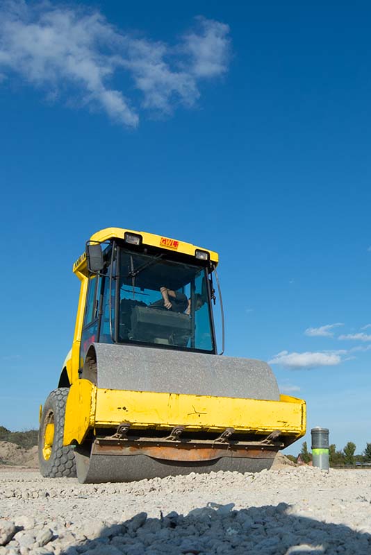 GWL verhuur van bulldozers, banden- en rupskranen, minigravers, tractoren met gronddumpers, vrachtwagens, diepladers, laser­gestuurde rupsdozers, grondzeven, trekkers en trilwans